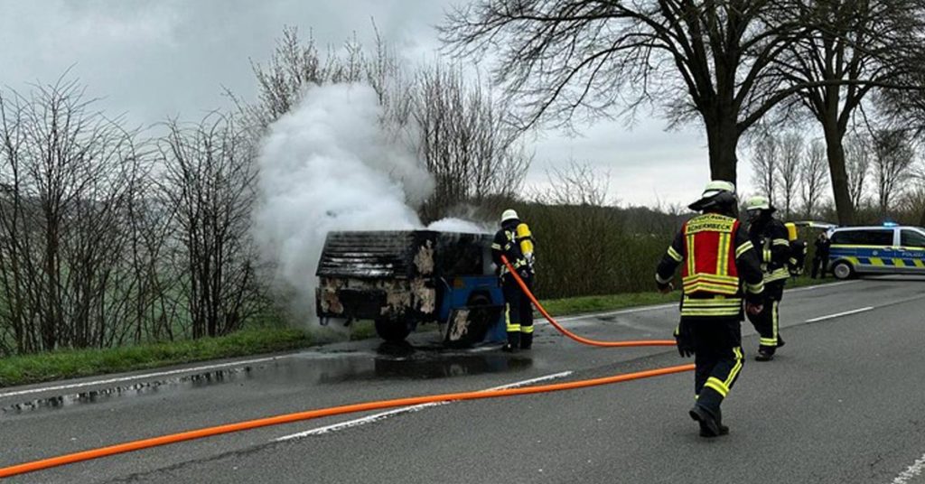 Feuerwehr Schermbeck löscht Brand eines Kompressoranhängers an der B58