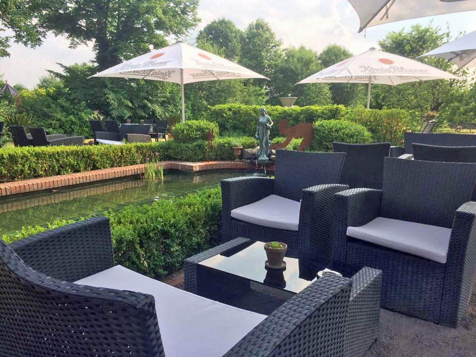 Gemütlicher Biergarten mit Boulebahn am Haus Mühlenbrock