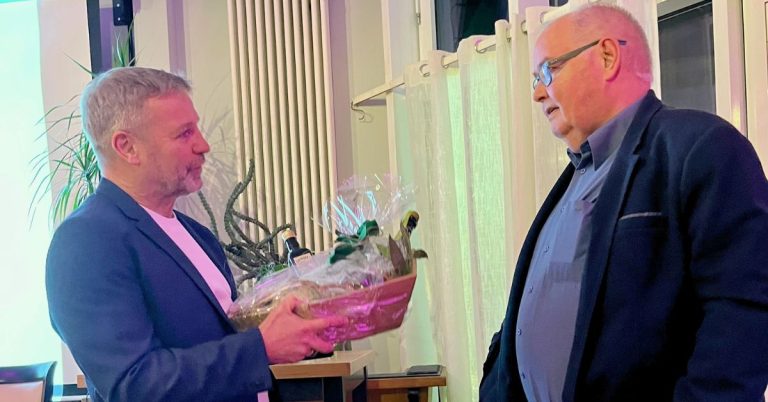Hans Kutscher wird von Bürgermeister Mike Rexforth bei der Jahreshauptversammlung des Gemeindesportverbandes Schermbeck verabschiedet