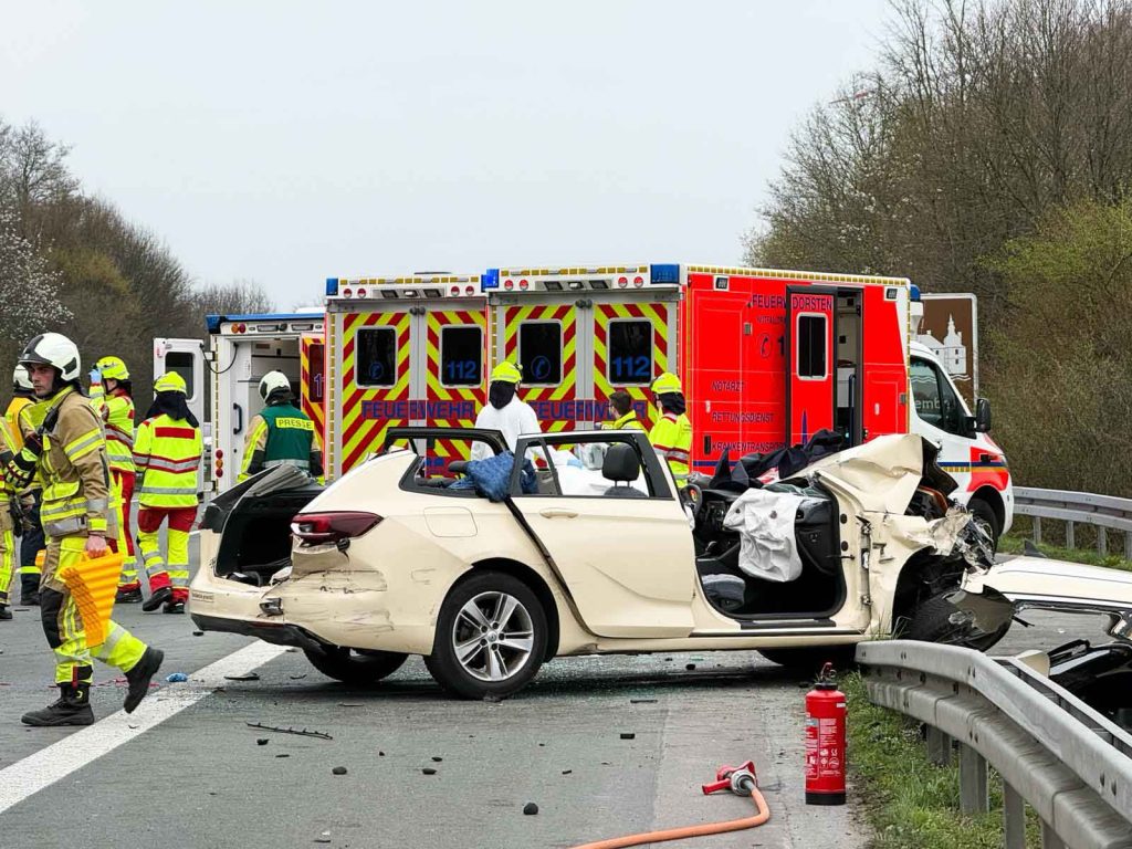 Unfall A31 Dorsten bei Lembeck: Zwei Schwerverletzte, Rettungshubschrauber im Einsatz