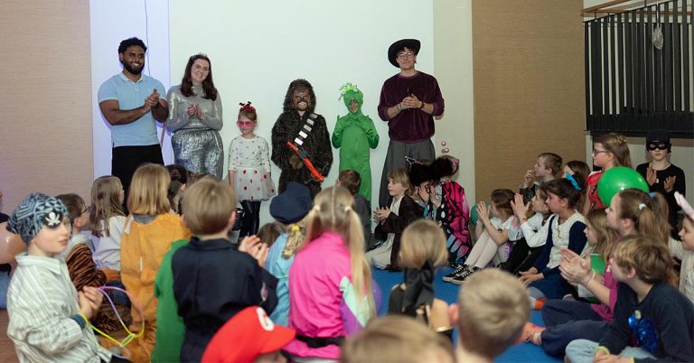Kinder tanzen bei der Kinder-Disco Schermbeck in der Volksbank