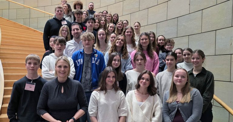 Schülerinnen und Schüler der Gesamtschule Schermbeck mit der Landtagsabgeordneten Charlotte Quik im Landtag Nordrhein-Westfalen