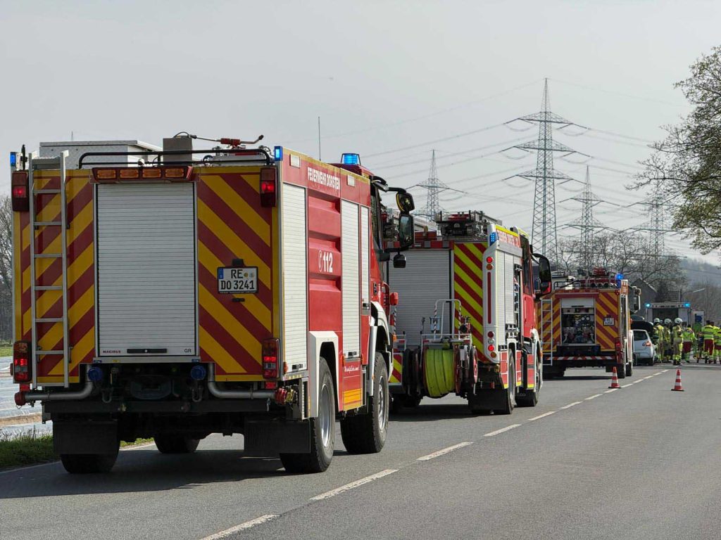 Einsatzkräfte der Feuerwehr Dorsten im Einsatz nach schwerem Unfall auf der A31