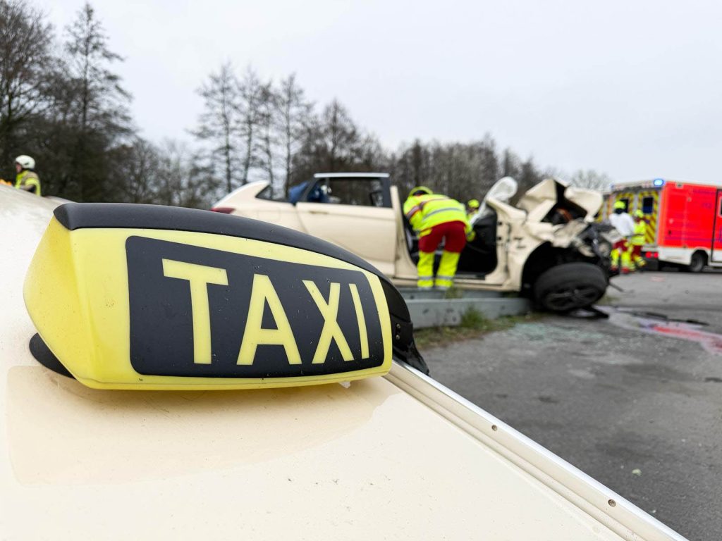 Taxi auf der A31 bei Schermbeck verunglückt. Eine schwer verletzte Person 