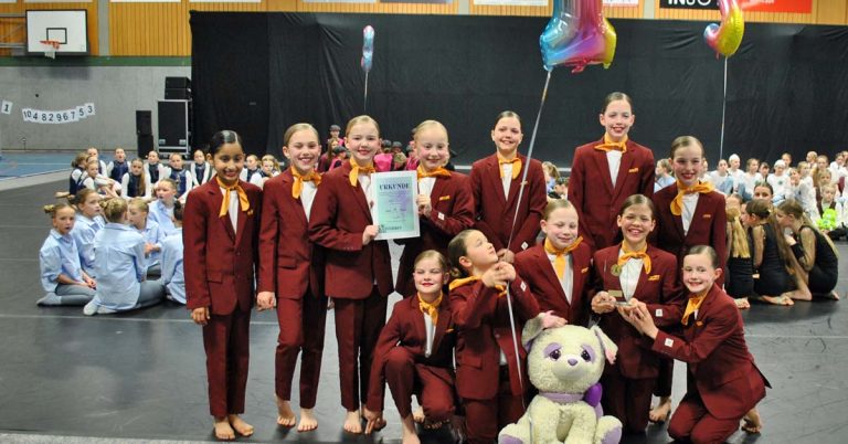 Siegerformation des Tanzclub Grün-Weiß Schermbeck beim erfolgreichen Heimturnier in der Dreifachsporthalle