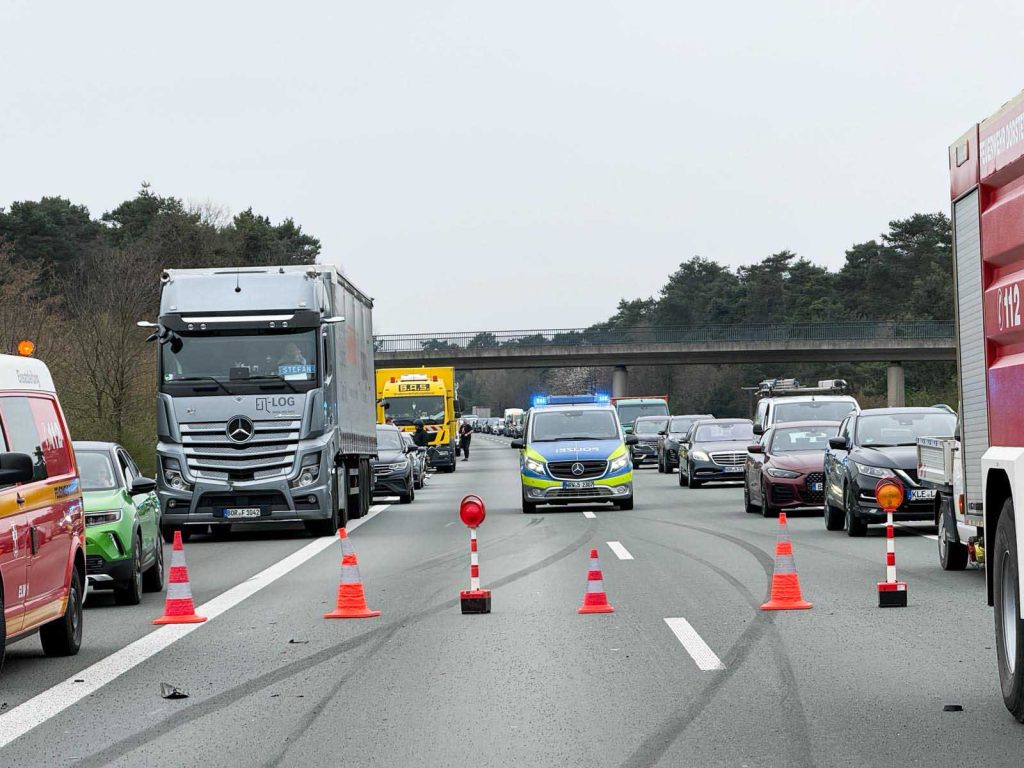 Langer Stau an der Unfallstelle auf der A31 bei Schermbeck