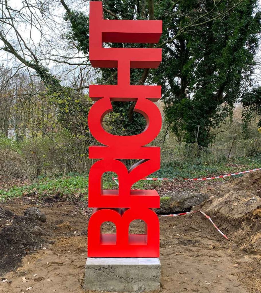 Ein Beispiel aus dem Förderprogramm ist die Stele in Bricht