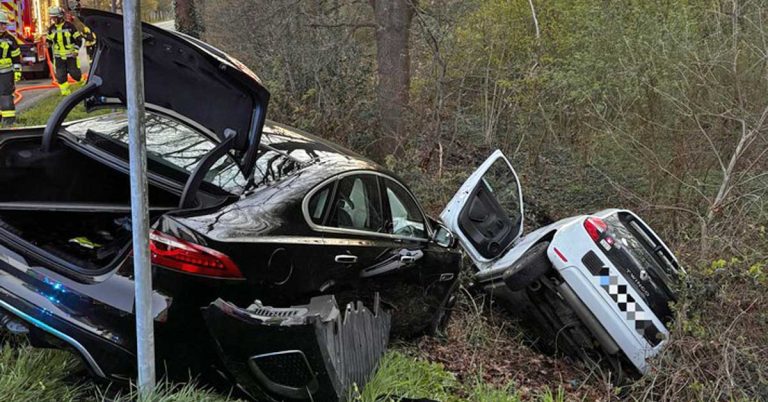 Zwei Autos landen nach Unfall an der Weseler Straße im Graben