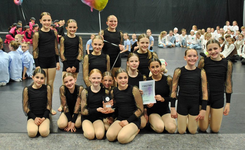 Zweitplatzierte Formation des Tanzclub Grün-Weiß Schermbeck beim Heimturnier