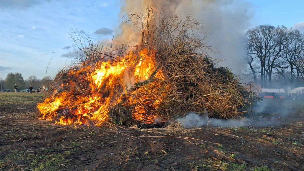 Das Osterfeuer 2026 in Gahlen ist angezündet