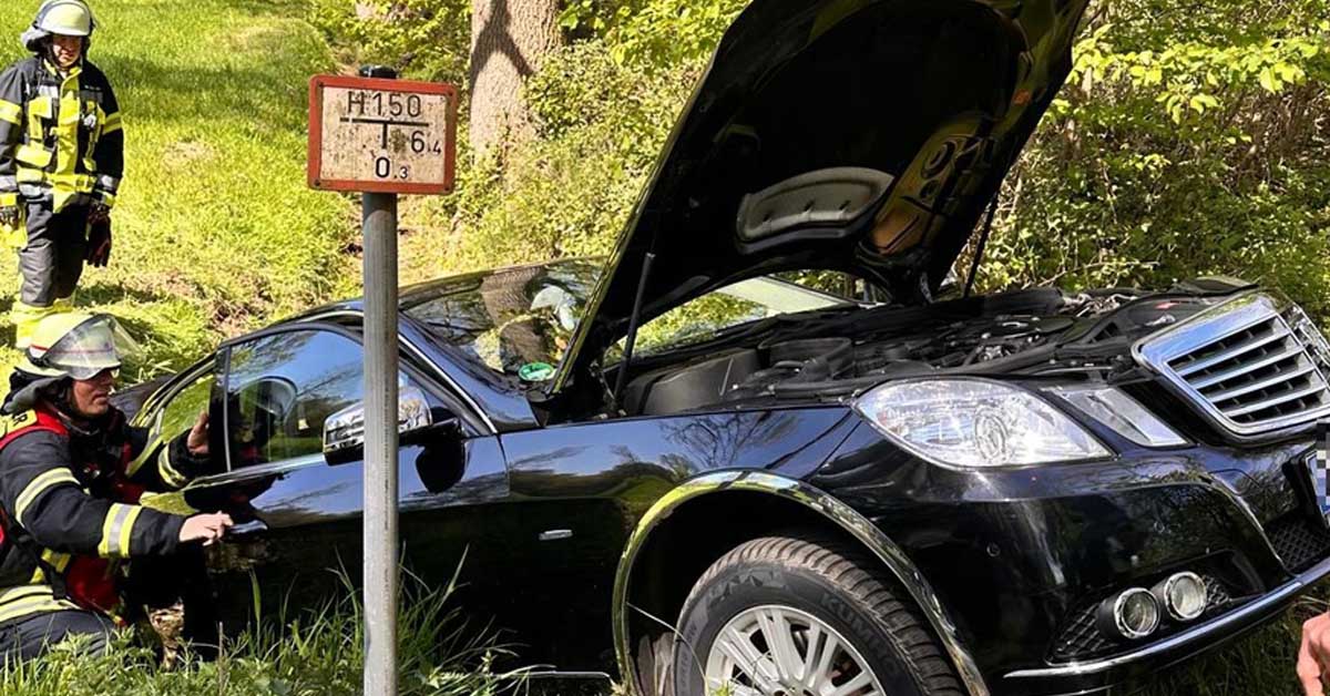 Auto im Graben gelandet. Feuerwehr Schermbeck vor Ort