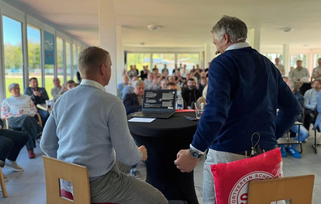 Frank Baumann spricht beim Business-Frühstück des SV Schermbeck 2020 vor zahlreichen Gästen in der Volksbank-Arena