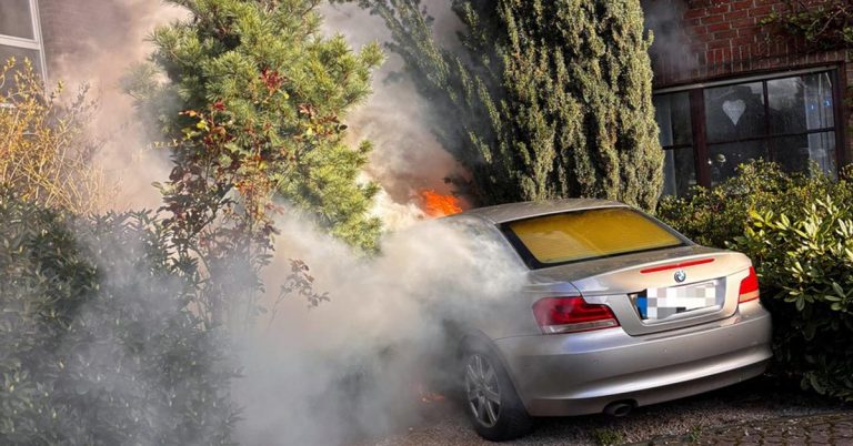 Feuerwehr Schermbeck löscht PKW Brand an der Goethestraße und kühlt angrenzendes Gebäude