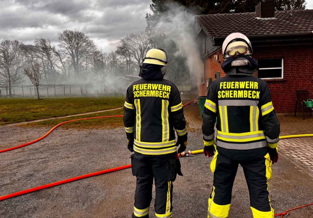 Zimmerbrand in Üfte. Einsatzkräfte vor Ort.