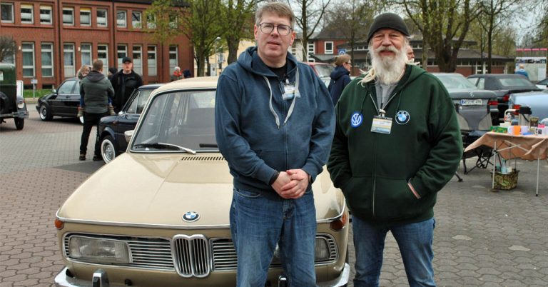 Sven Schlei mit Dirk, dem Besitzer des 1971 BMW