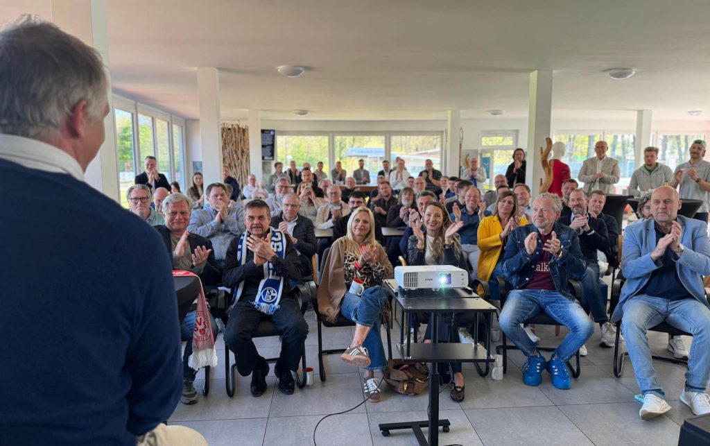 Frank Baumann spricht beim Business-Frühstück des SV Schermbeck 2020 vor zahlreichen Gästen in der Volksbank-Arena
