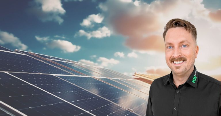 Dennis Kaiser erklärt, wie schnell sich eine Solaranlage installieren lässt.