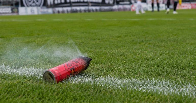 Knallkörper Feuerwerk Fußball
