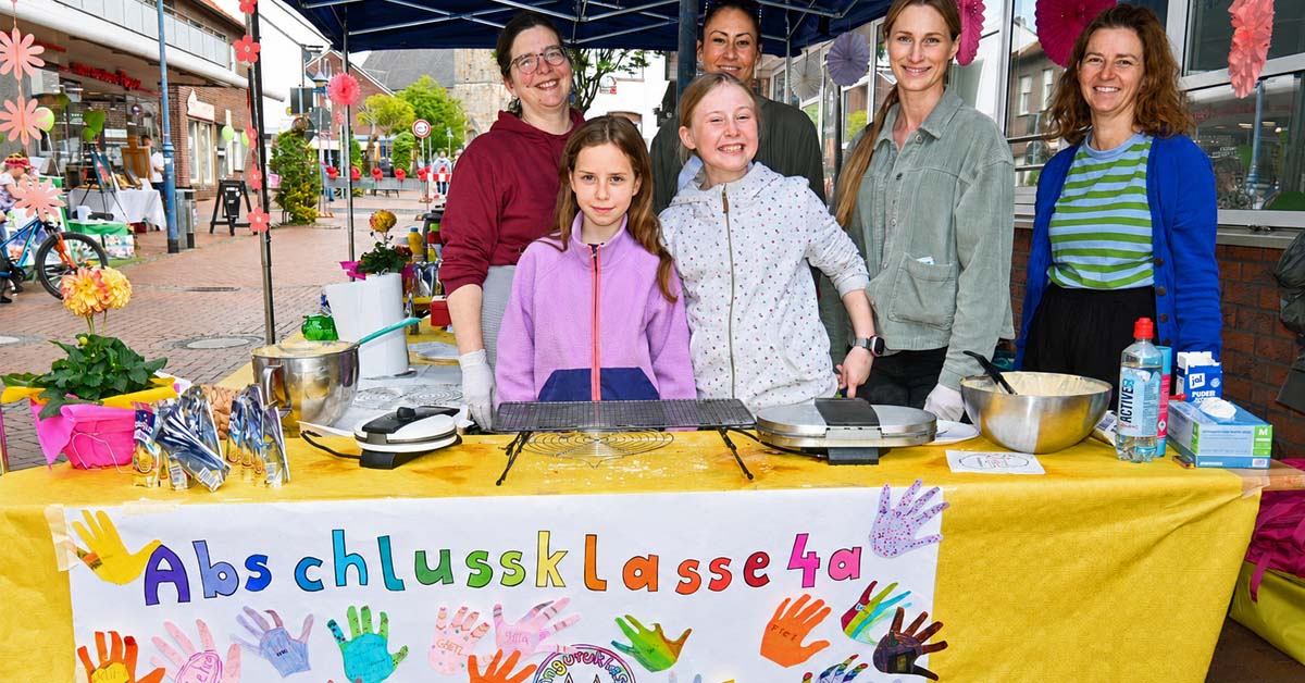 Kinder und Eltern der Klasse 4a der Gemeinschaftsgrundschule Schermbeck