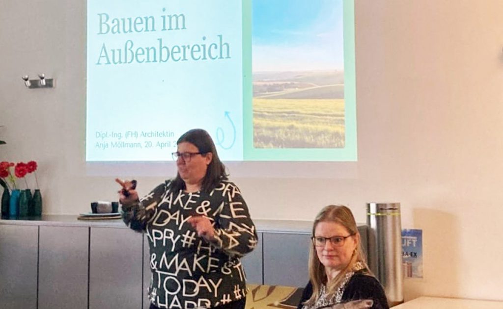Architektin Anja Möllmann (links) und die Ortsverbandsvorsitzende Friederike Venohr.