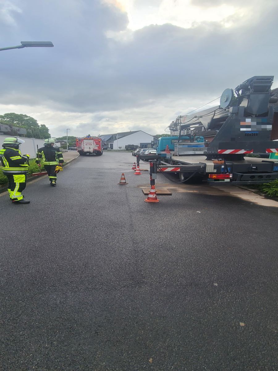 Einsatzkräfte der Feuerwehr Schermbeck an der Schetterstraße