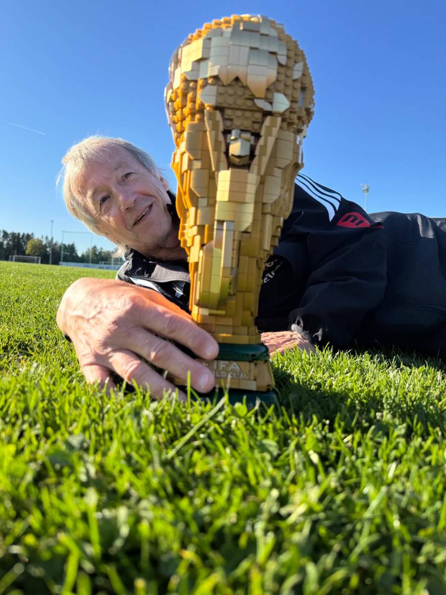 Helmut Dumzlaff mit Pokal