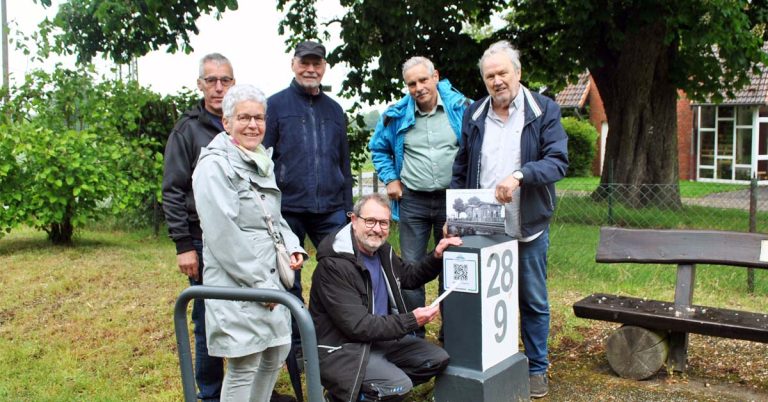 Offizielle Eröffnung der neuen Hörstation am alten Dammer Bahnhof in Schermbeck-Damm mit Beteiligten des Turmvereins und der Gemeinde.