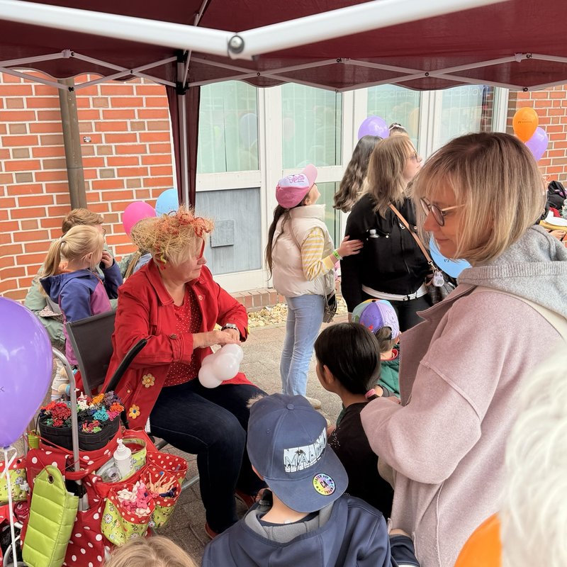 Luftballonkünstlerin auf dem Kindertag
