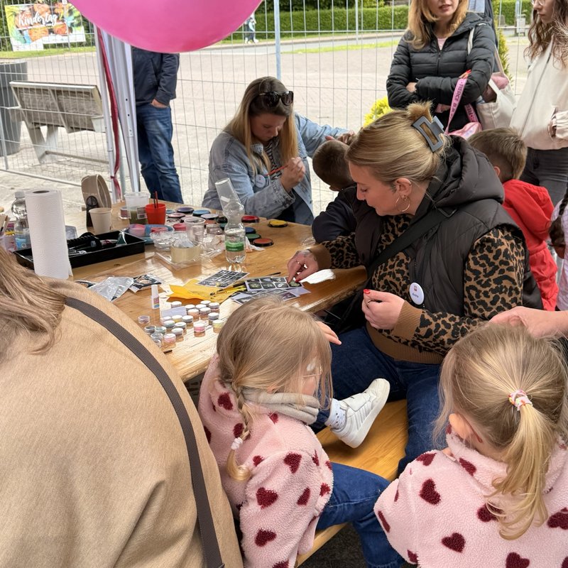 Kinderschminken auf dem Kindertag in Schermebck