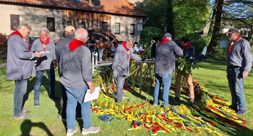 Viele helfende Hände beim Maikranzbinden in Gahlen