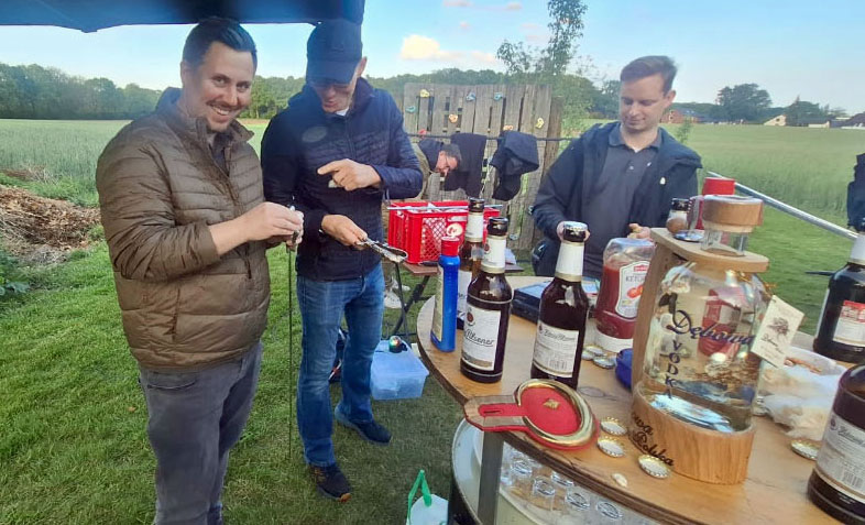 Grillwürstchen, Planung und der Nagelbalken

Eingeladen hatte erneut Oberleutnant Tim Große-Ruiken, der nicht nur als Gastgeber den Abend organisierte, sondern auch selbst die Grillzange schwang. Bei frisch gegrillten Würstchen, kühlen Getränken und bester Stimmung wurden wie immer auch die Abläufe für das Schützenfest geplant. Für den geselligen Teil des Abends stand schon der Nagelbalken bereit.