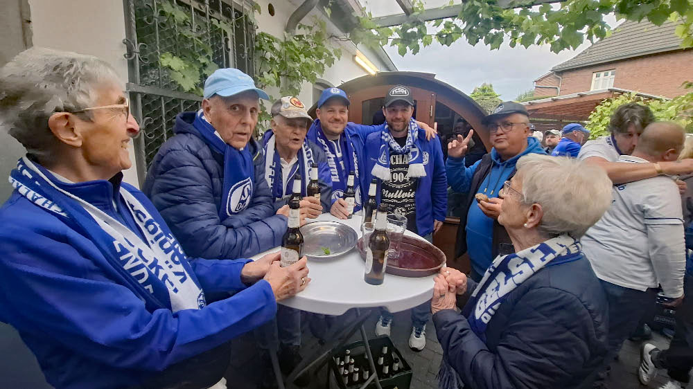 Schalke-Fans feiern Saisonabschluss in Schermbeck