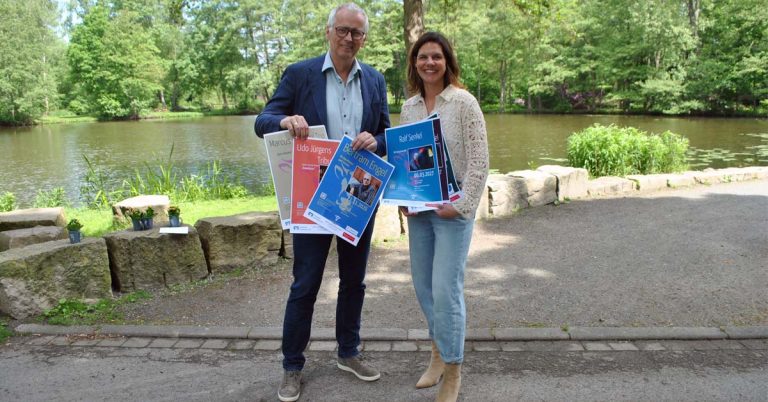 Sabrina Greiwe und Marcell Oppenberg stellen im Rathaus Schermbeck das Kulturprogramm der Schermbecker Landhelden für 2026/2027 vor.
