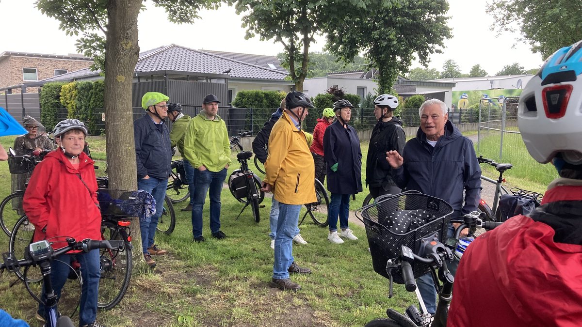 Rainer Gardemann erläutert Teilnehmern der CDU-Themenradtour Wasser eine Station