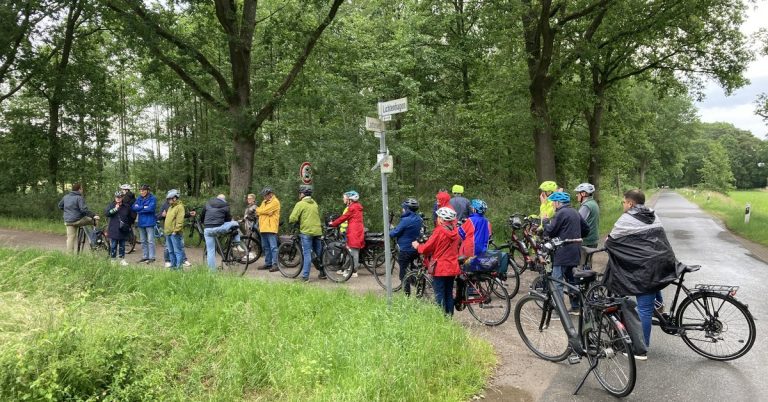Teilnehmer der CDU-Themenradtour Wasser in Schermbeck an einer Station am Feldrand