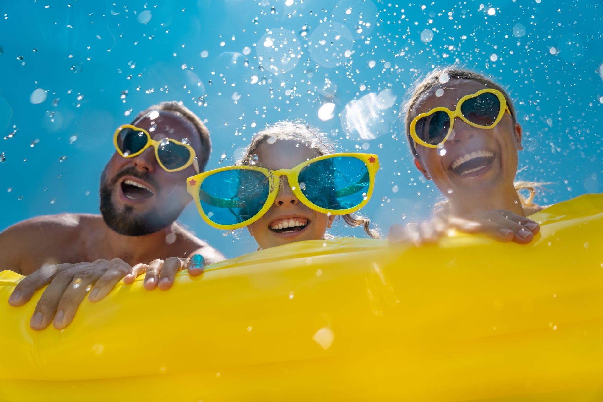 Familie mit Sonnenbrillen im Sommerurlaub
