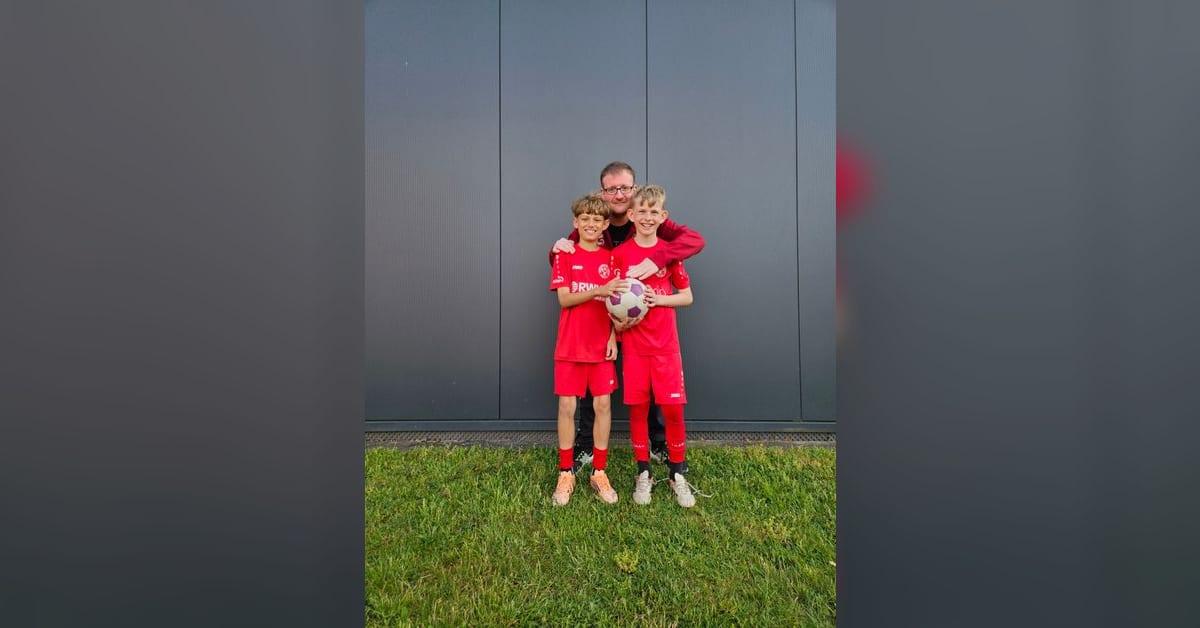 Adrian Schmidt und Phil Averkamp vom SV Schermbeck mit Jugendleiter Peter Diedrich