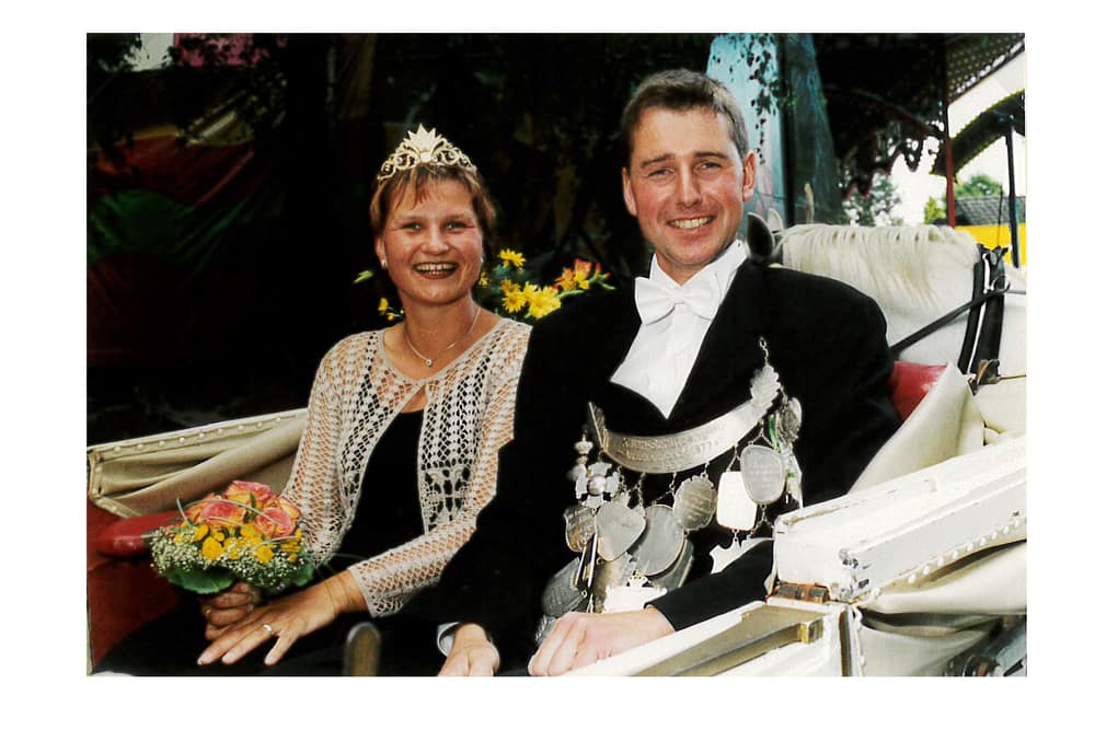 Berthold und Ingrid Bienbeck als Königspaar der Kilian-Schützengilde Altschermbeck 2001