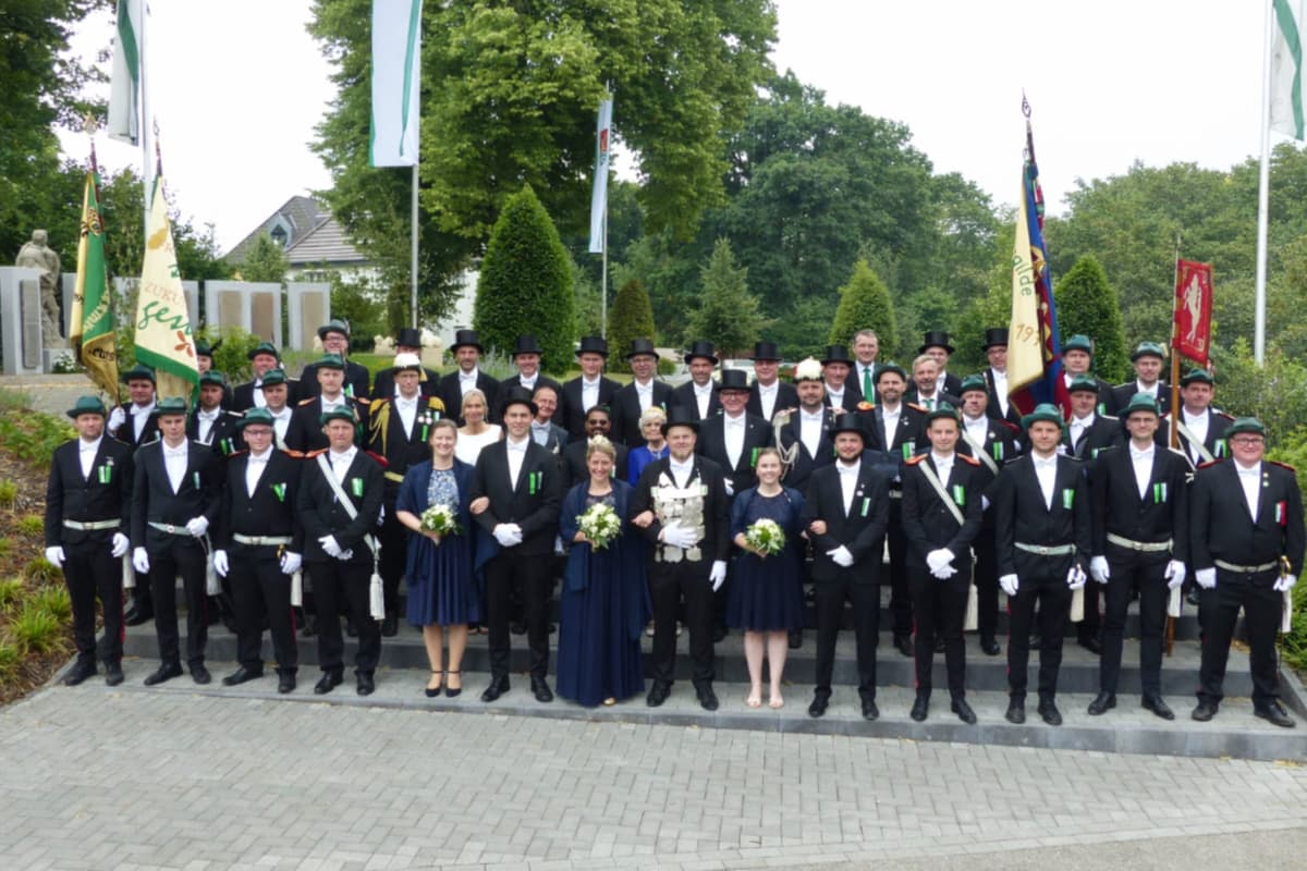 Gruppenfoto der Kilian-Schützengilde Altschermbeck 2026 auf dem Podest