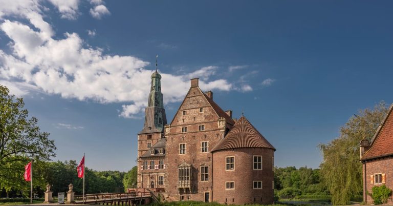 Wasserschloss Raesfeld mit Schlossplatz beim Schlösser- und Burgentag Raesfeld 2026