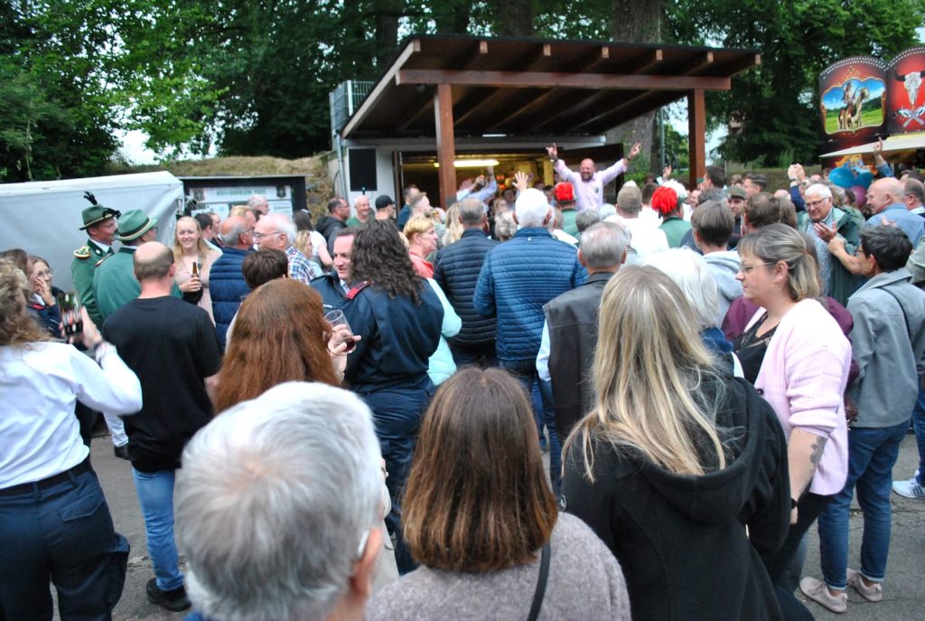 Schützen und Gäste feiern Lutz Wolthaus als neuen König von Gahlen