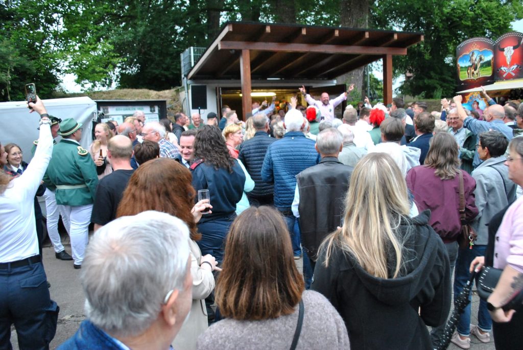 Lutz Wolthaus wird nach dem Königsschießen in Gahlen gefeiert