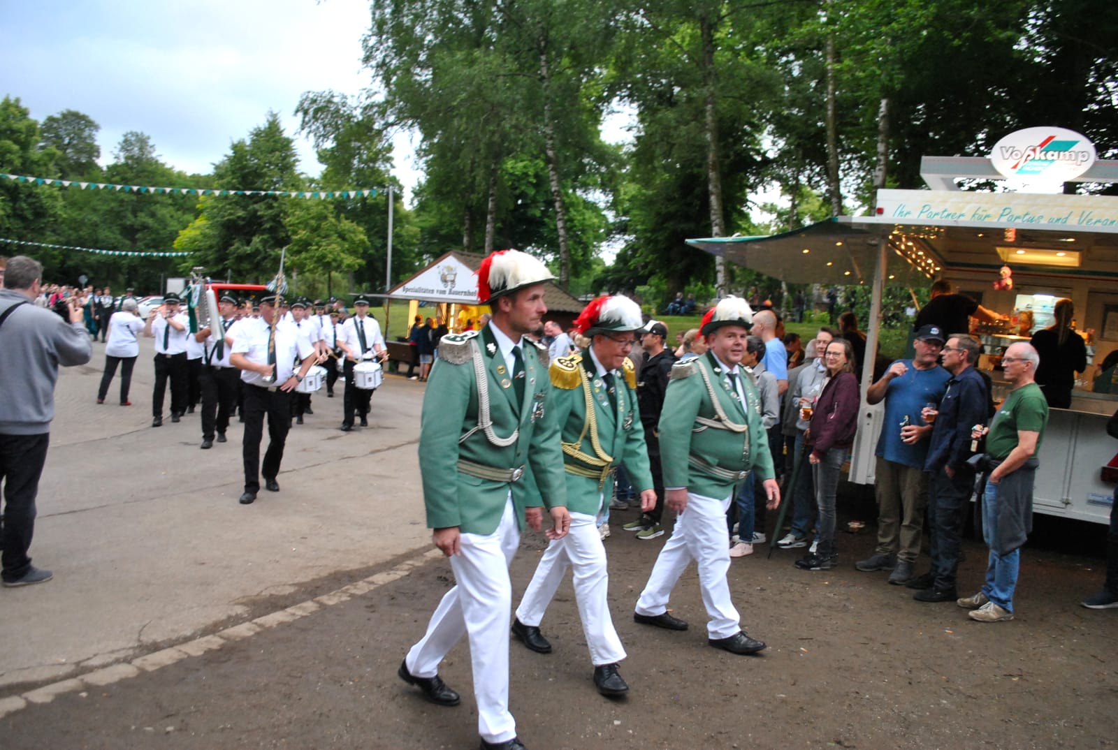 Schützen und Besucher beim Auftakt des Schützenfestes Gahlen 2026