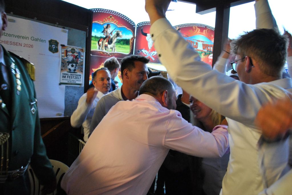 Gratulanten warten nach dem Königsschießen in Gahlen