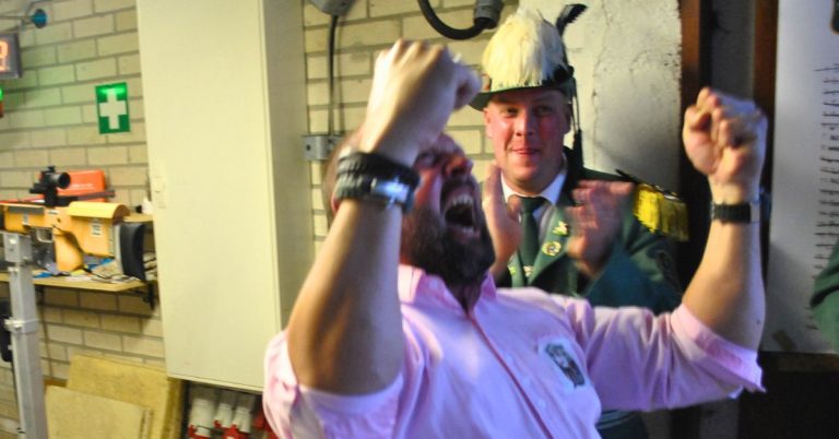 Lutz Wolthaus jubelt nach dem Königsschießen beim Schützenfest Gahlen 2026