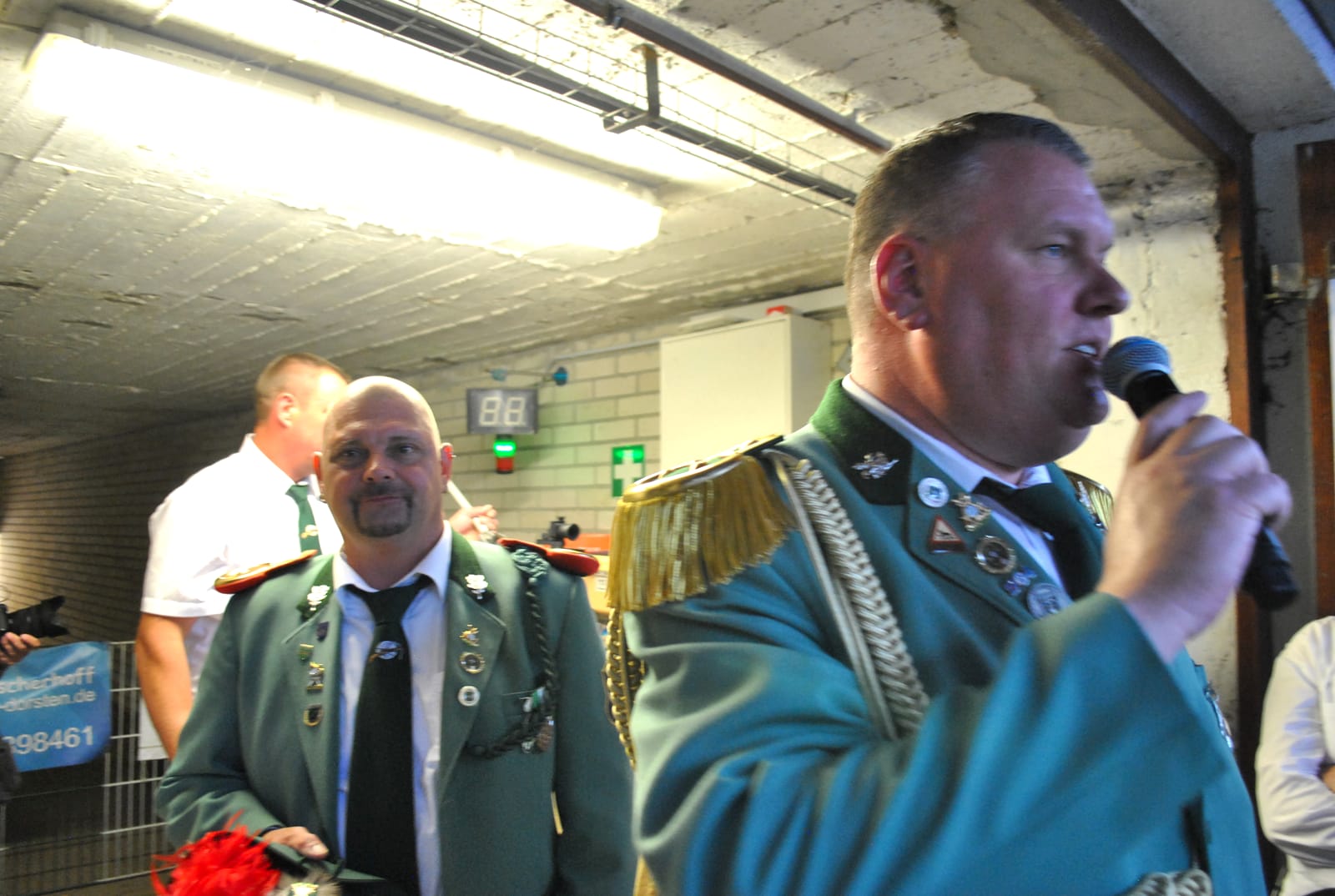 Oberst Dominik Schneider verkündet eine Pause vor dem entscheidenden Stechen in Gahlen
