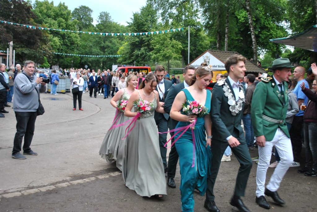 Das scheidende Königspaar trifft beim Schützenfest Gahlen 2026 ein