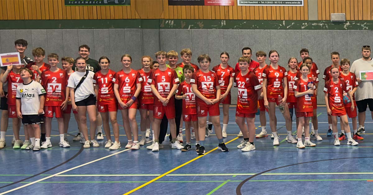 Mehr als 300 Gäste feiern beim Sommerfest der Handballabteilung des SV Schermbeck an der Sporthalle an der Erler Straße.