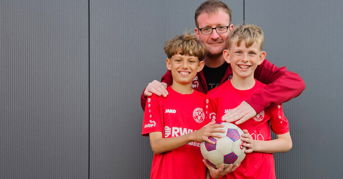 Adrian Schmidt und Phil Averkamp vom SV Schermbeck mit Jugendleiter Peter Diedrich.