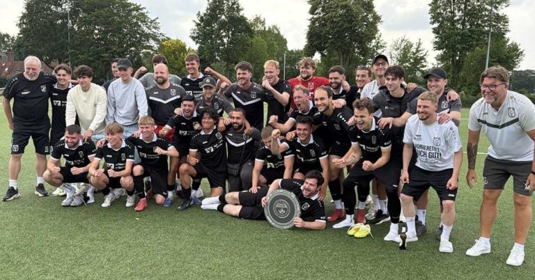 Seniorenmannschaft des TuS Gahlen nach Meisterschaft und Aufstieg in die Bezirksliga.